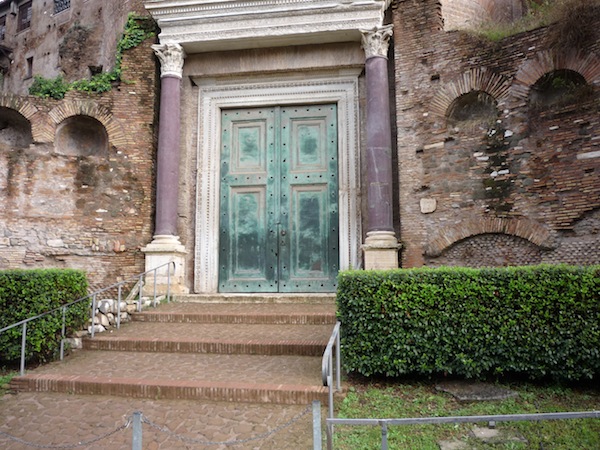 Храм Ромула (вход)