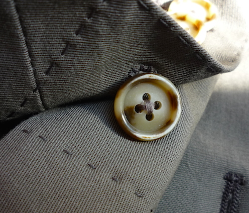 Расстёгнутая пуговица на манжете пиджака