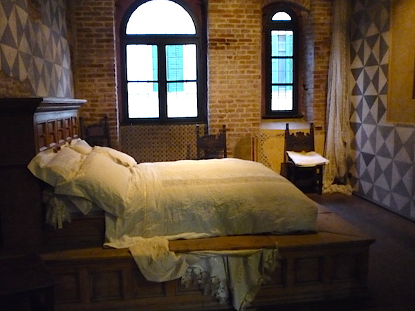 средневековая спальня