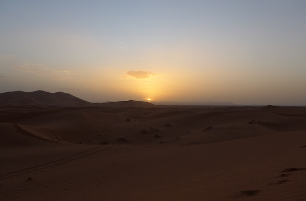 заход солнца в пустыне